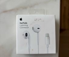 Apple EarPods lightning connector