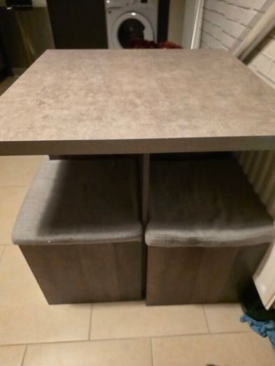 Kitchen table and 4 stools