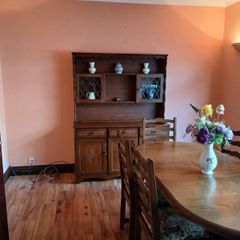 Dining table / chairs / dresser