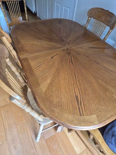 Beautiful solid mahogany extendable dining table and 6 chairs