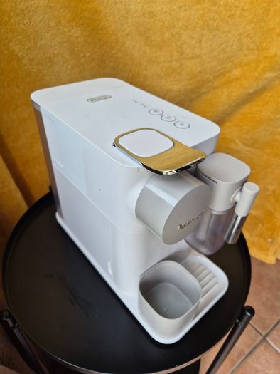 Coffee machine: DeLonghi Nespresso Lattissima One