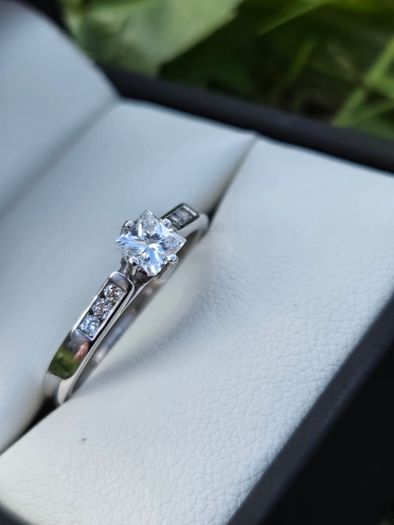 18ct White Gold Diamond Engagement Ring