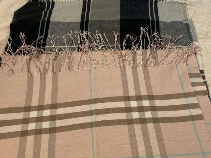 2 woollen scarves
