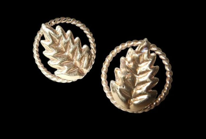 Vintage Hallmarked 18ct Gold Leaf Stud Earrings