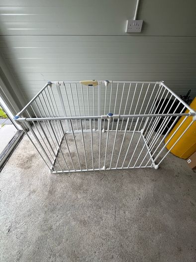 Adjustable playpen
