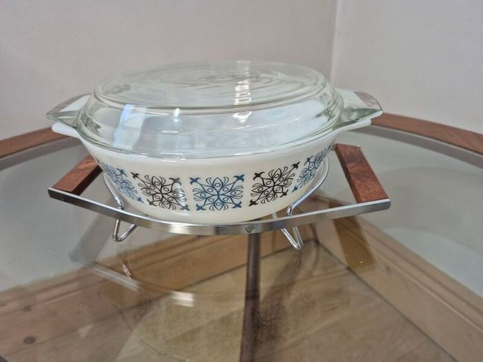 VINTAGE NEW OLD STOCK: JAJ Pyrex "Chelsea" 3-Pint Casserole Set with Original Box & Stand