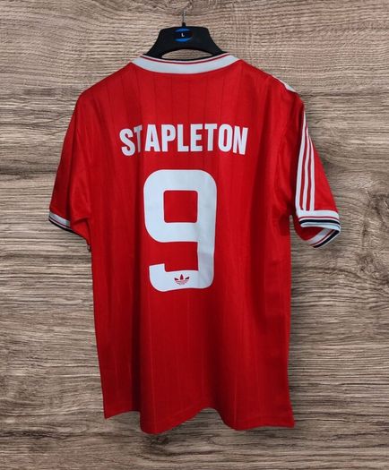 Man Utd ( Retro / Stapleton 9 ) Fa Cup 1983 ,jersey, Size L .