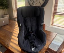 Maxi Cosi car seat 9-18kg (covers washed) x2