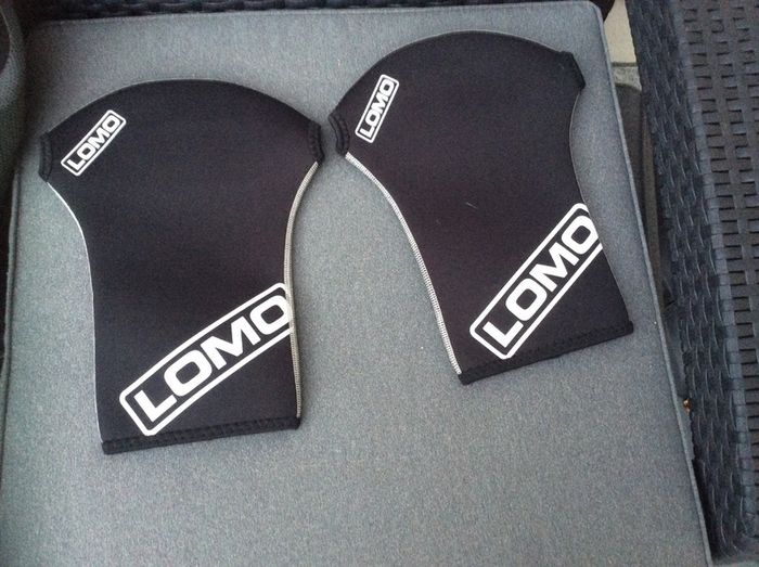 Lomo Neoprene Pogies Our Polar kayak pogies feature a velcro closure for around the paddle shaft.