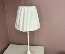 2 bedside lamps