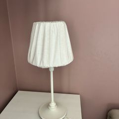 2 bedside lamps