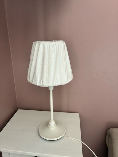 2 bedside lamps