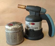 Blow torch and spare gas cylinder