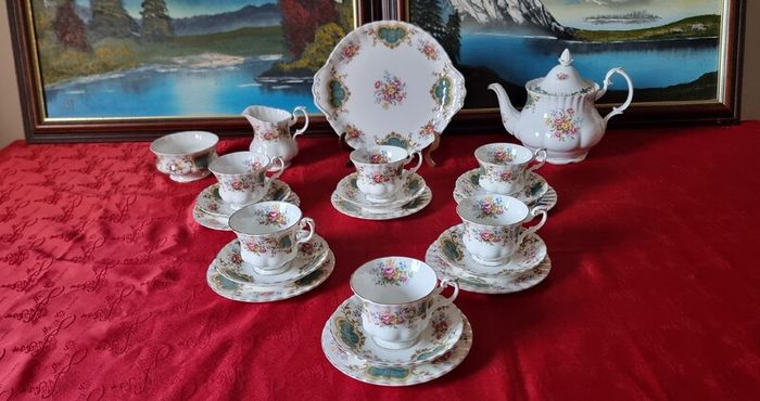 22 Piece Royal Albert Berkeley Bone China Gold Gilt Tea Set With Large Tea Pot For 6 Person Setting Made In England