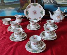 22 Piece Royal Albert Berkeley Bone China Gold Gilt Tea Set With Large Tea Pot For 6 Person Setting Made In England