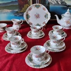 22 Piece Royal Albert Berkeley Bone China Gold Gilt Tea Set With Large Tea Pot For 6 Person Setting Made In England