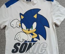 boy's Sonic t-shirt. Age 6/7