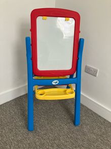 Crayola Easel Qwikflip Chalkboard and Magnetic Whiteboard