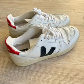 VEJA V 10 leather trainers UK 5