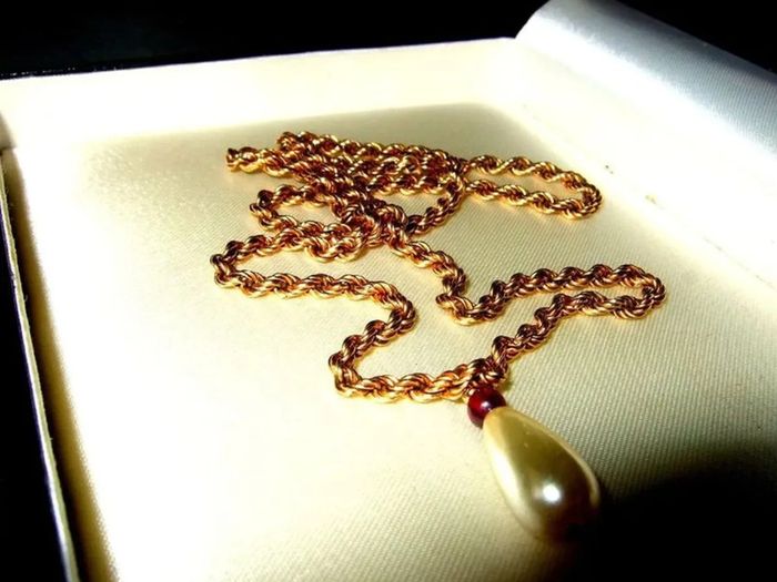 Vintage Hallmarked 'Rope' Chain & Teardrop Pendant