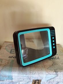 Retro TV Smartphone Screen Magnifier  Vintage Style Gadget