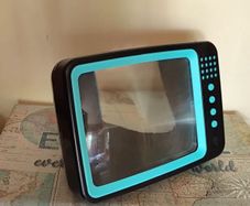 Retro TV Smartphone Screen Magnifier  Vintage Style Gadget