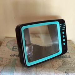 Retro TV Smartphone Screen Magnifier  Vintage Style Gadget