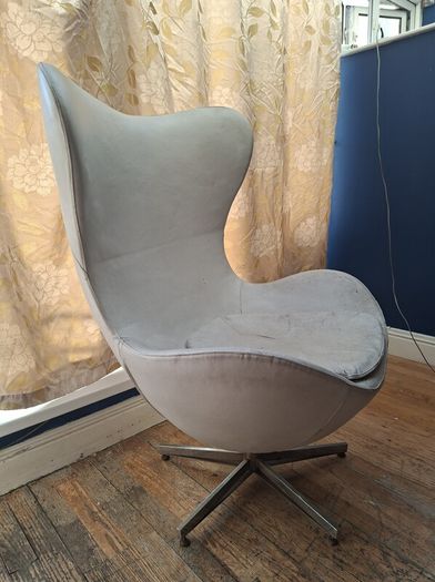Arne Jacobsen replica Egg Chair in white