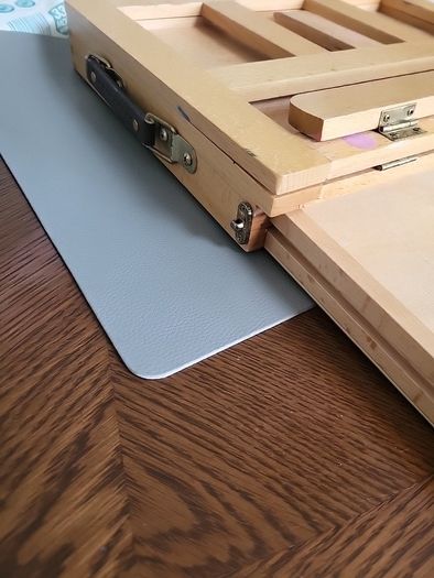 Artists tabletop easel with drawer