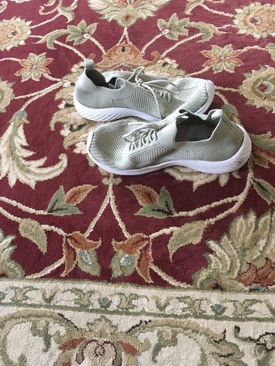 Runners size EU-40, UK-6.5 Free to take away ASAP, otherwise it goes to the bin.