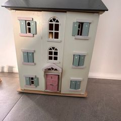 Le Toy Van Cherry Tree hall wooden dollshouse