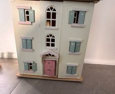 Le Toy Van Cherry Tree hall wooden dollshouse