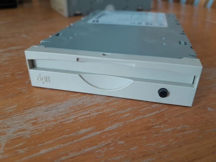 iomega zip drive.  Z100ATAPI. Computer drive. Storage.
