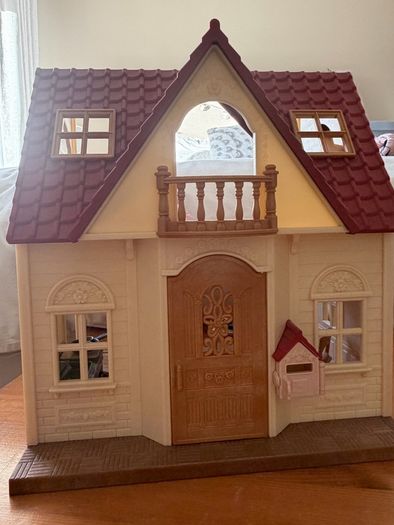 Sylvanian Families Red Roof Cosy Cottage Starter Home with Furniture & Figure