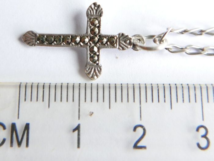 Vintage 925 Sterling Silver Cross Pendant Necklace with Marcasite detail