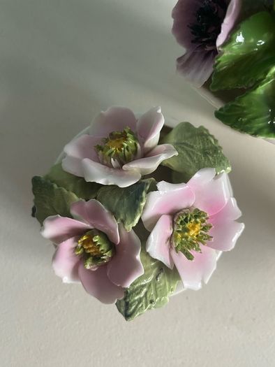 Trip of porcelain posies