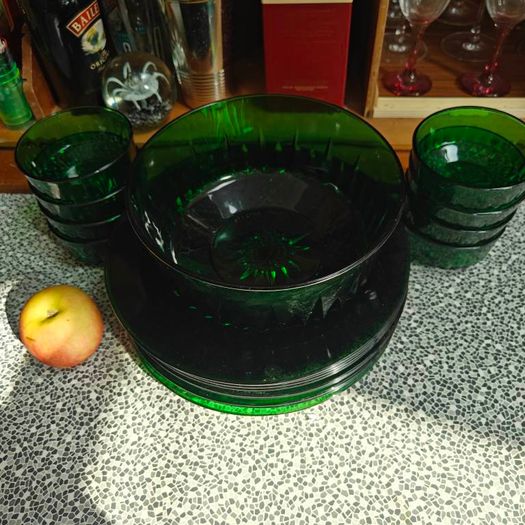 Arcoroc France "Diamant" 1970s  green glass collection, featuring a diamond-cut geometric pattern, one large bowl, 8 smaller ones, 9 green glass plates, 20th century