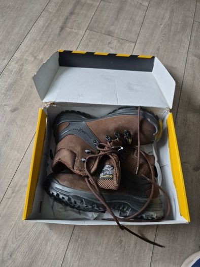 new hiking boots. Size. UK 5.