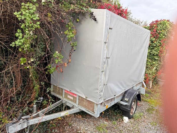 Covered Box Trailer / High Canopy