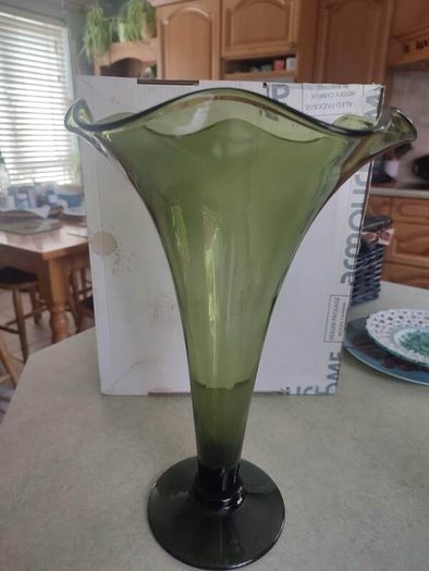 1920 Vintage Stuart GREEN Crystal Trumpet Vase STAMPED ON BEASE,