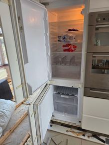 Integrated Whirlpool ART 70/30 Fridge Freezer