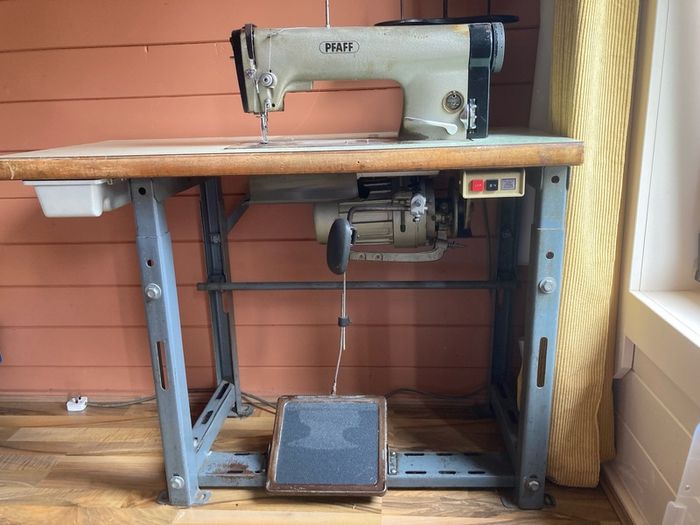 Pfaff 463 industrial sewing machine