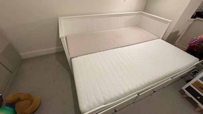 Ikea Hemnes Day bed (1x spring, 1x foam mattres)