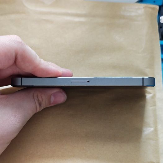 Apple iPhone 5s - 16GB - Space Gray - Cracked Screen - 3 Network - Activation Locked (For Parts / Repair)