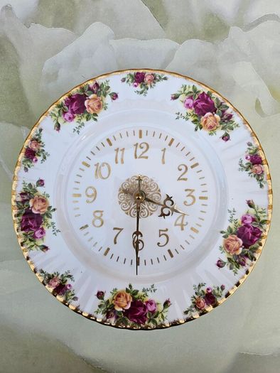 Royal Albert "Old Country Roses" Wall Quartz Clock