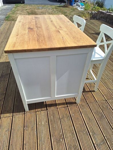 White kitchen island unit with 2 white high chair