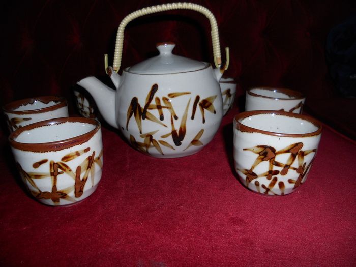 Vintage Vietnames Tea Set. Complete 7 peice
