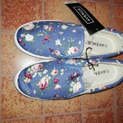 Women's New! Soft And Comfy Shoes, Size 5......great For Spring/ Summer!