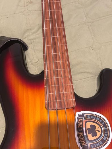 harley benton  fretless delux series 4 string