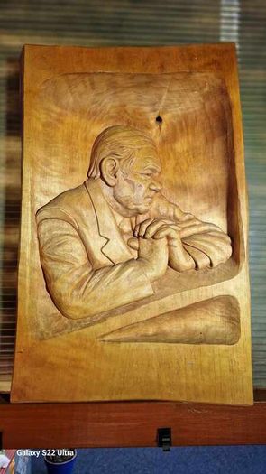 Sculptures, portraits made of wood.